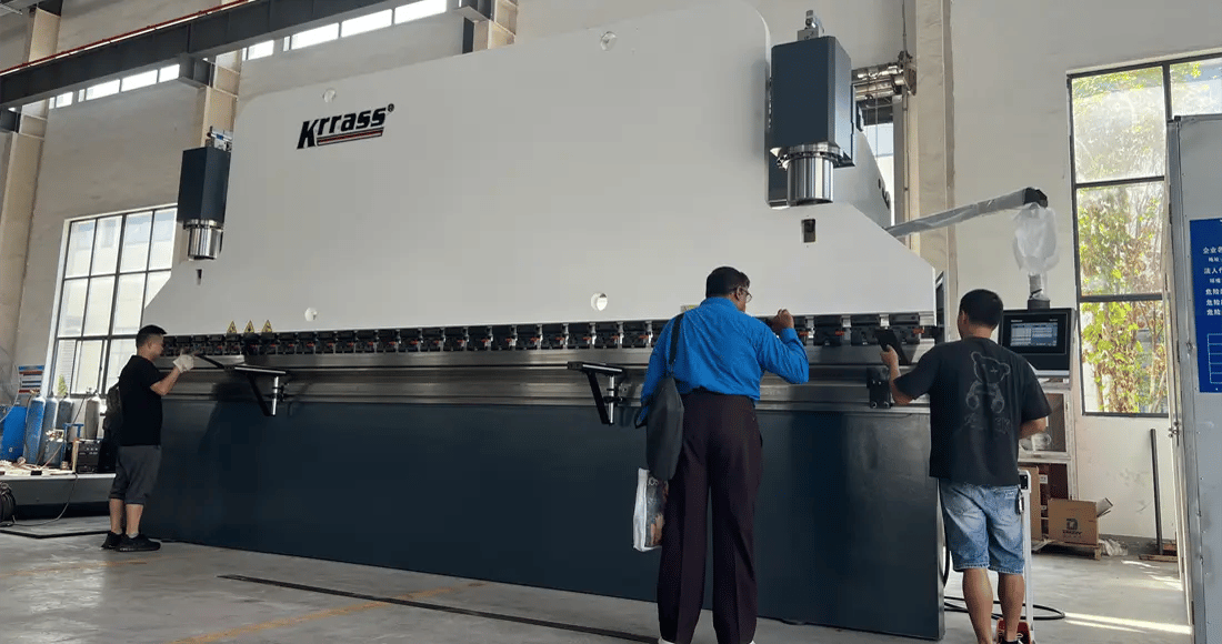Customers from Kuwait visited and accepted the bending machine