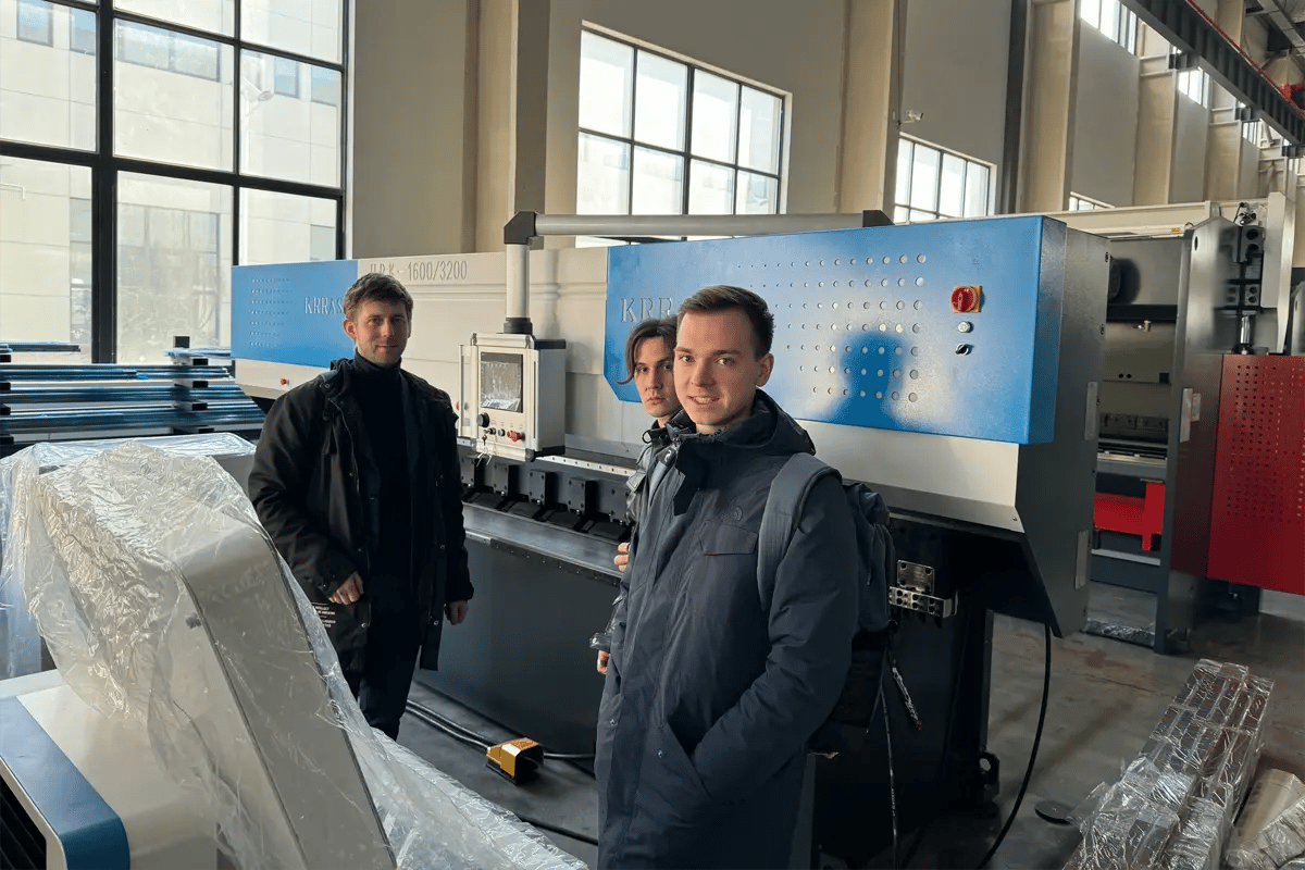 Welcome Russian customers and sign for two machines including press brake