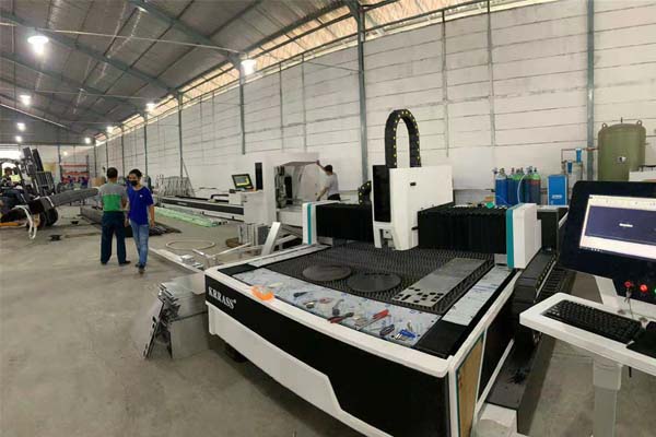 Pictures 3kw fiber laser cutting machine