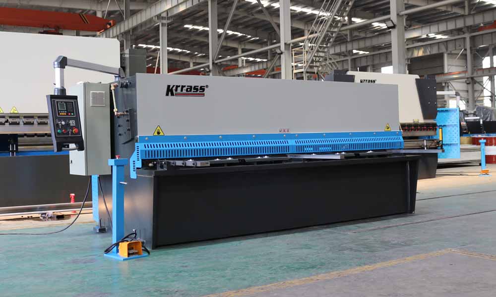 Hydraulic shearing machine