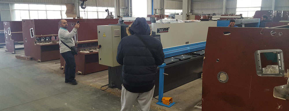 Pictures Hydraulic Ironworker Saudi Arabian customer to inspect the goods
