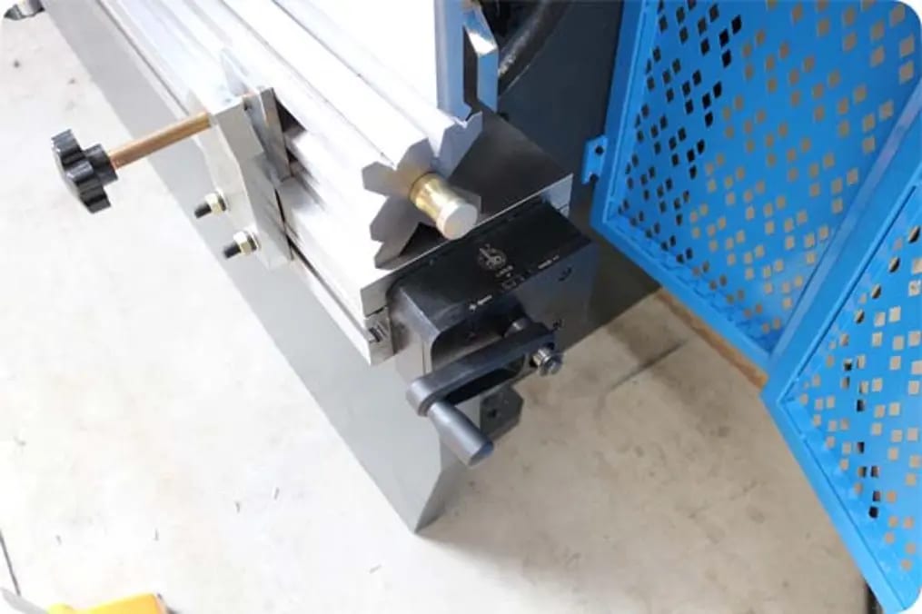 Pictures NC Press Brake WC67K-125T MANUAL MACHANICAL CROWNING SYSTEM