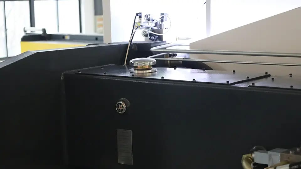 Pictures Add anti-wear hydraulic oil to the fuel tank