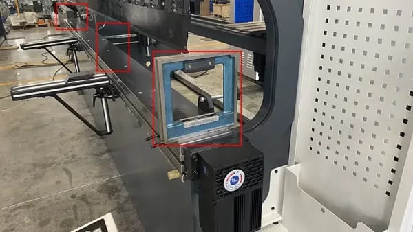 Pictures The level ruler is placed in the left, middle and right positions of the press brake workbench