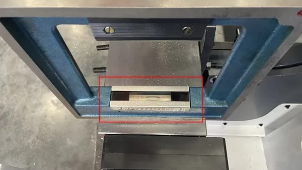 Pictures Horizontal rulers should be placed vertically at both ends of the press brake workbench