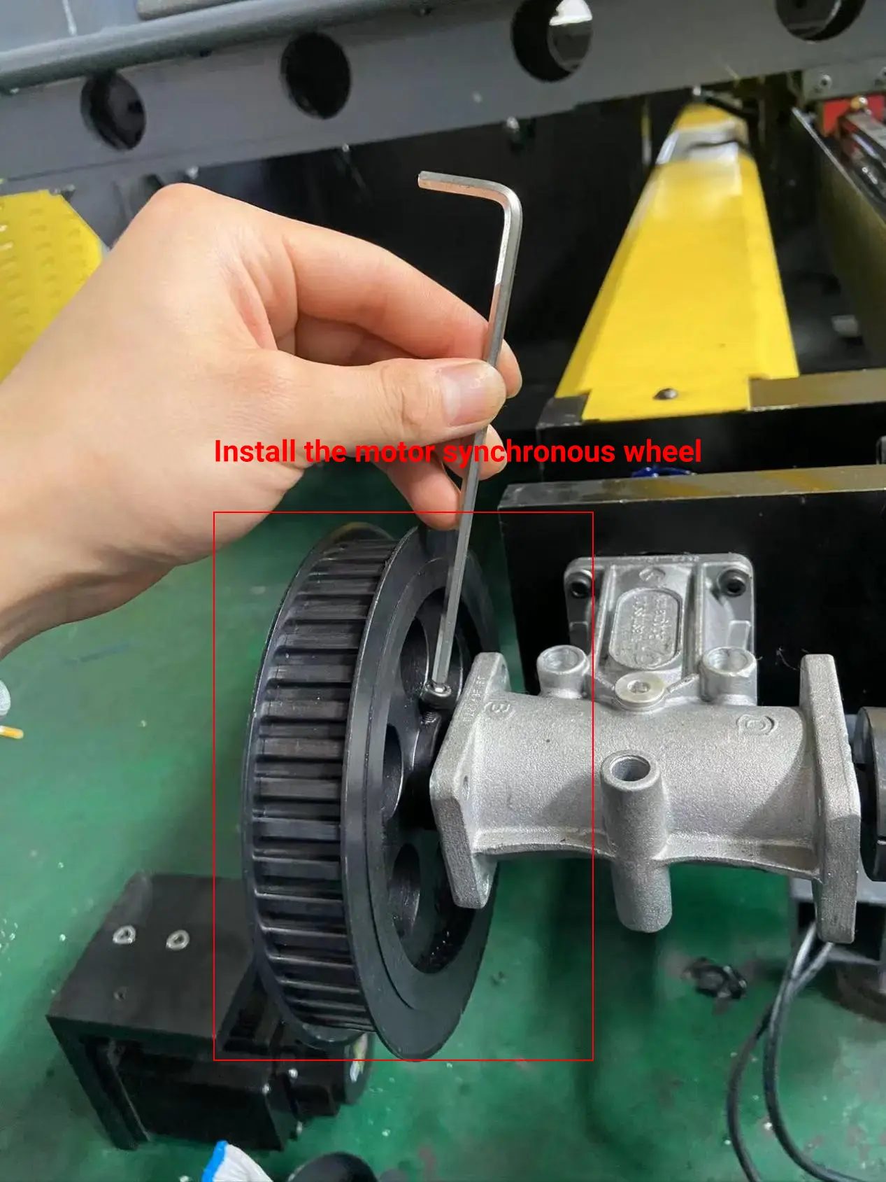 Pictures Install the motor synchronous wheel