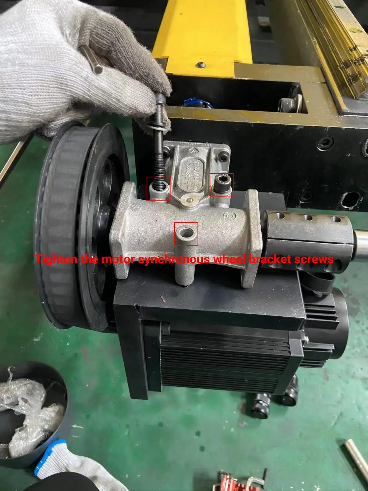 Pictures Tighten the motor synchronous wheel bracket screws