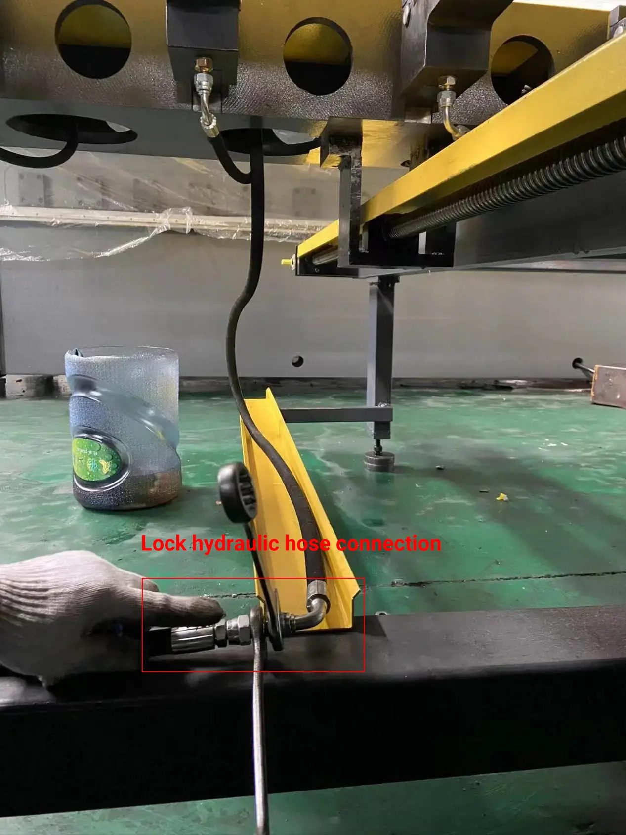 Pictures Lock hydraulic hose connection