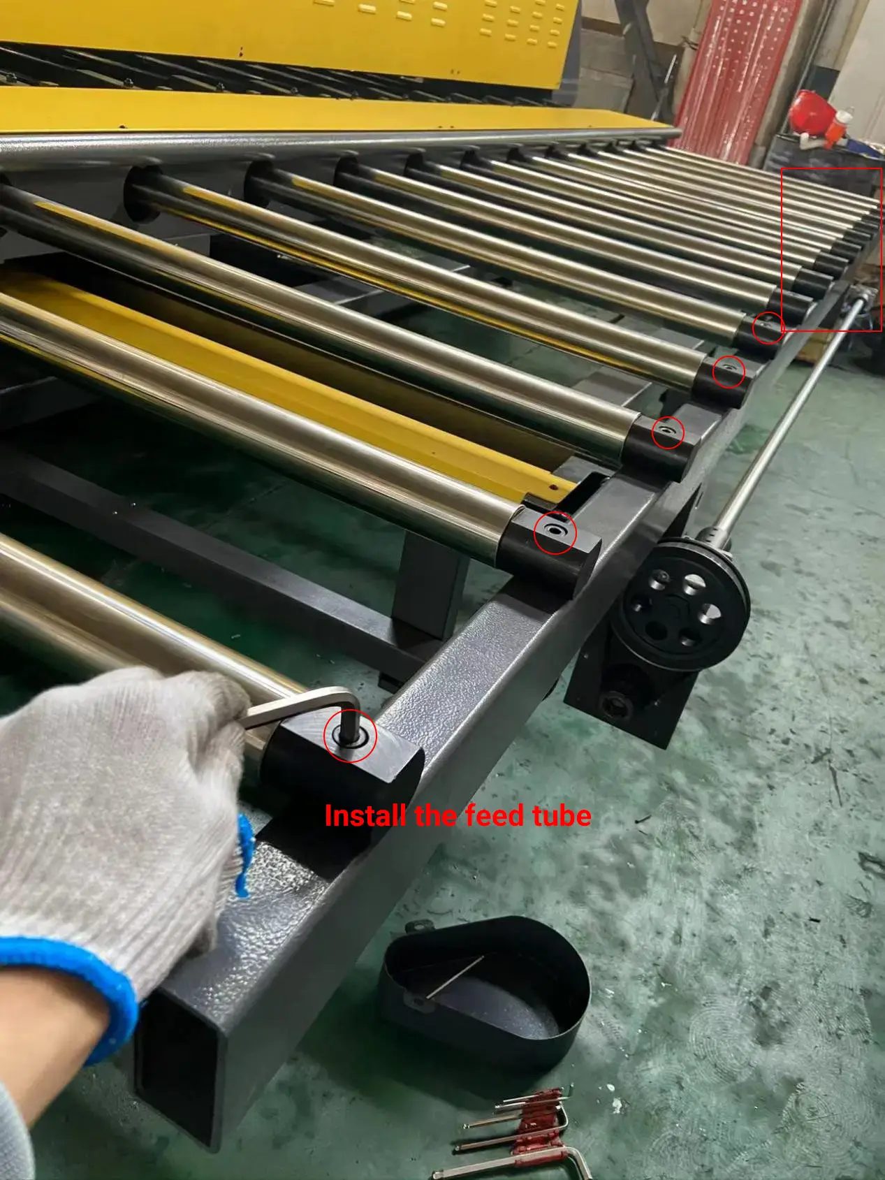 Pictures Install the feed tube