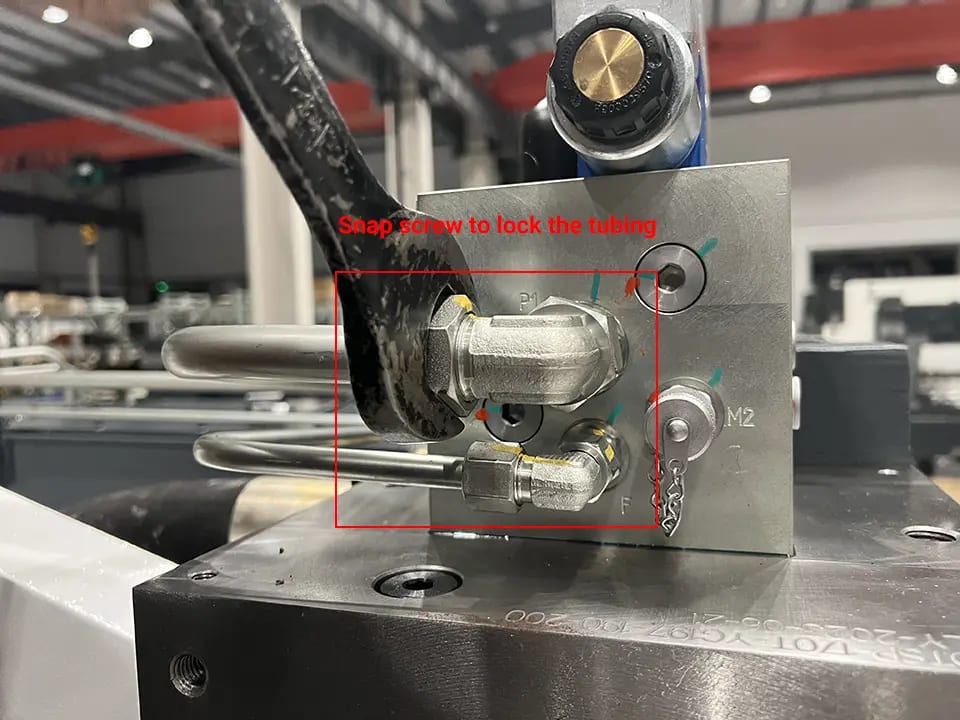 Snap screw to lock the tubing