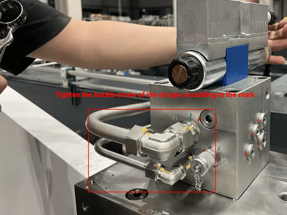 Tighten the buckle screw of the oil pipe according to the mark