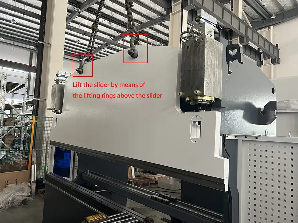 Lift the slider by means of the lifting rings above the slider