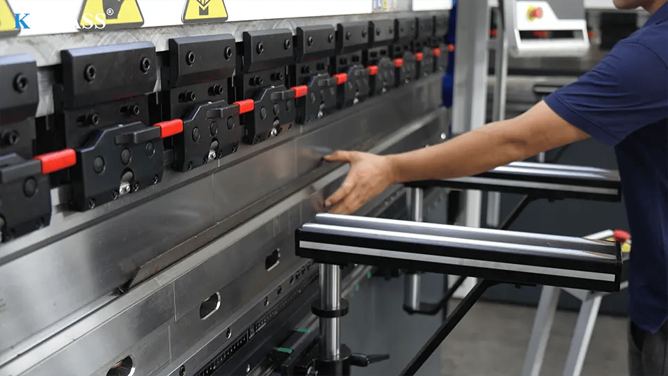 Use DA-53T CNC press brake for bending and correction 06