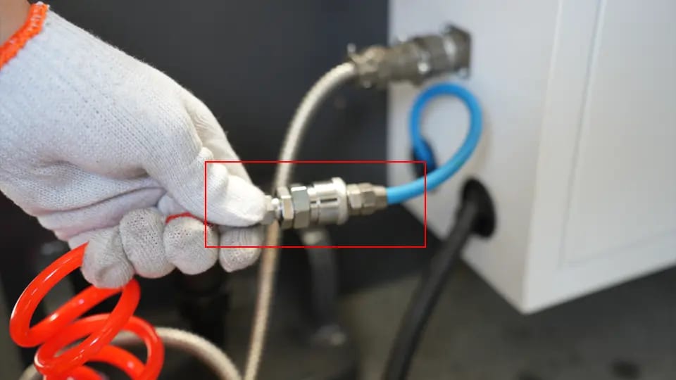 Pictures Connect the air delivery pipe of the air compressor to the main intake pipe