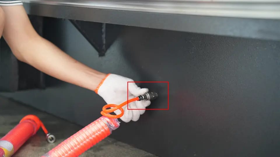 Pictures Connect the air pipe of the manual blow gun