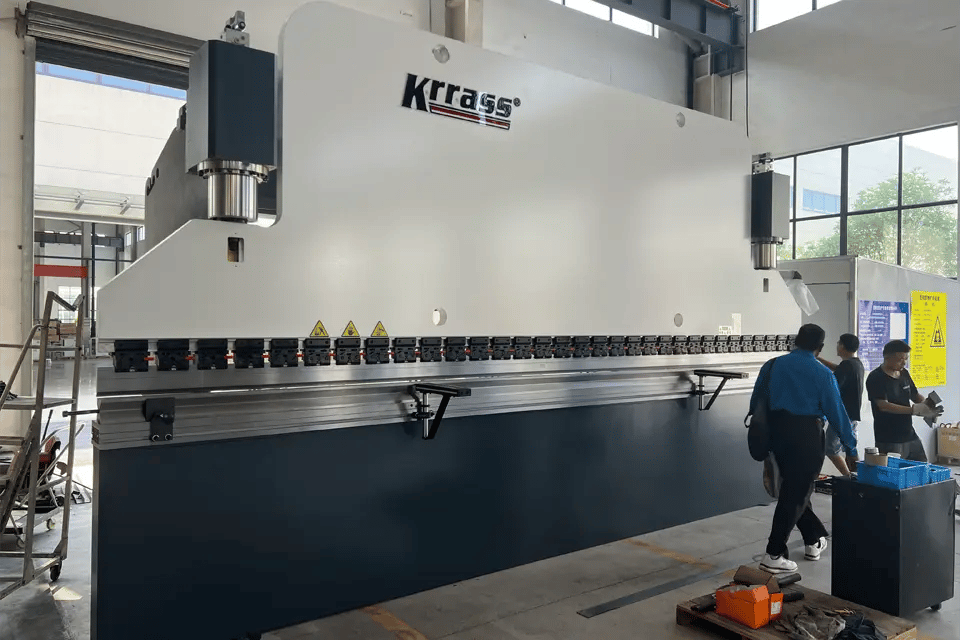 Customers from Kuwait visited and accepted the bending machine