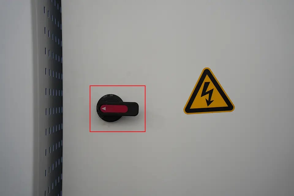 Pictures Electric cabinet main power knob (off)