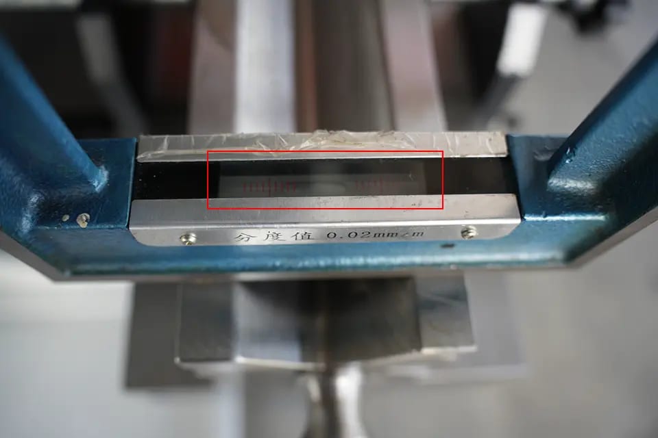 Horizontal rulers should be placed vertically at both ends of the press brake workbench