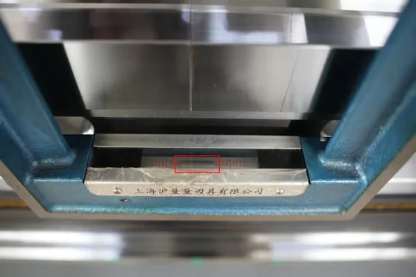 The horizontal ruler is placed in the middle of the press brake workbench