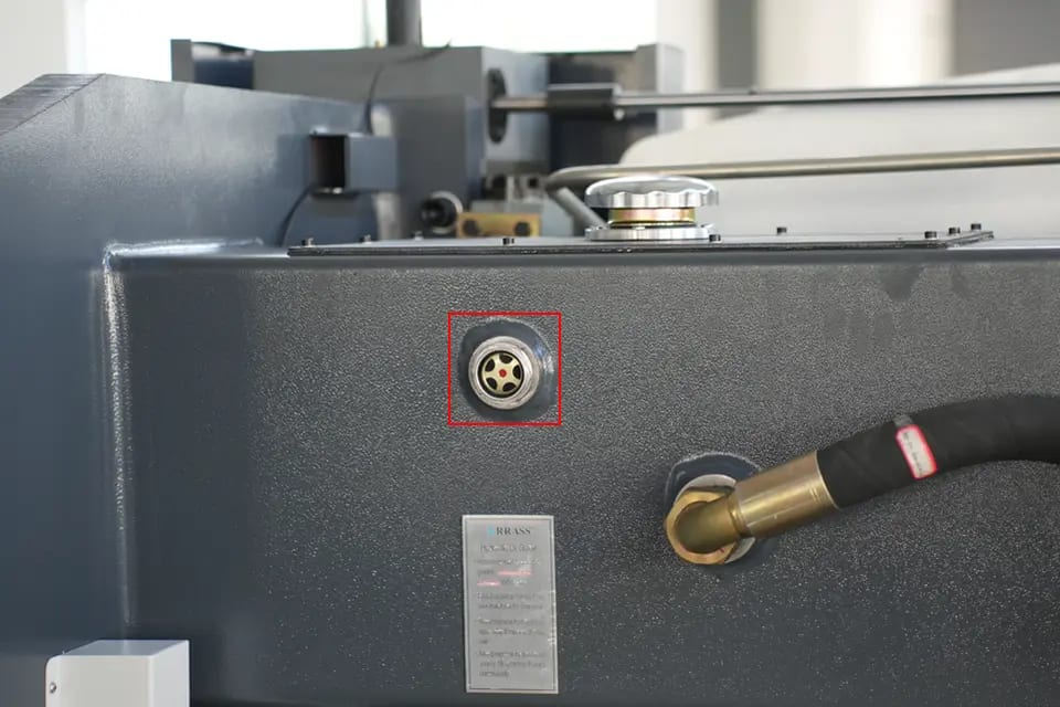The hydraulic oil of NC press brake only needs to reach half the height of the detection port