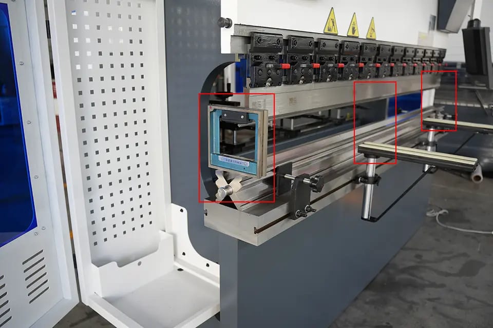 The level ruler is placed in the left, middle and right positions of the press brake workbench