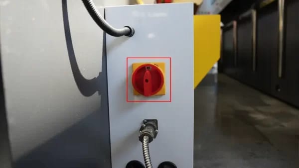 The main power switch is not turned on