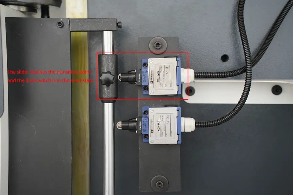 Pictures The slider reaches the transition point and the limit switch is in the reset state