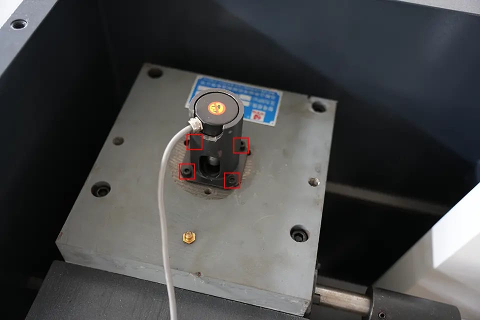 Tighten the four fixing screws of the encoder