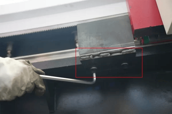 Pictures Use a wrench to remove the retaining screws of the baffle