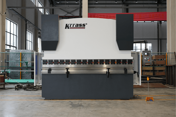 300Ton Press Brake WC67K-300T3200 E21 Front of the fuselage