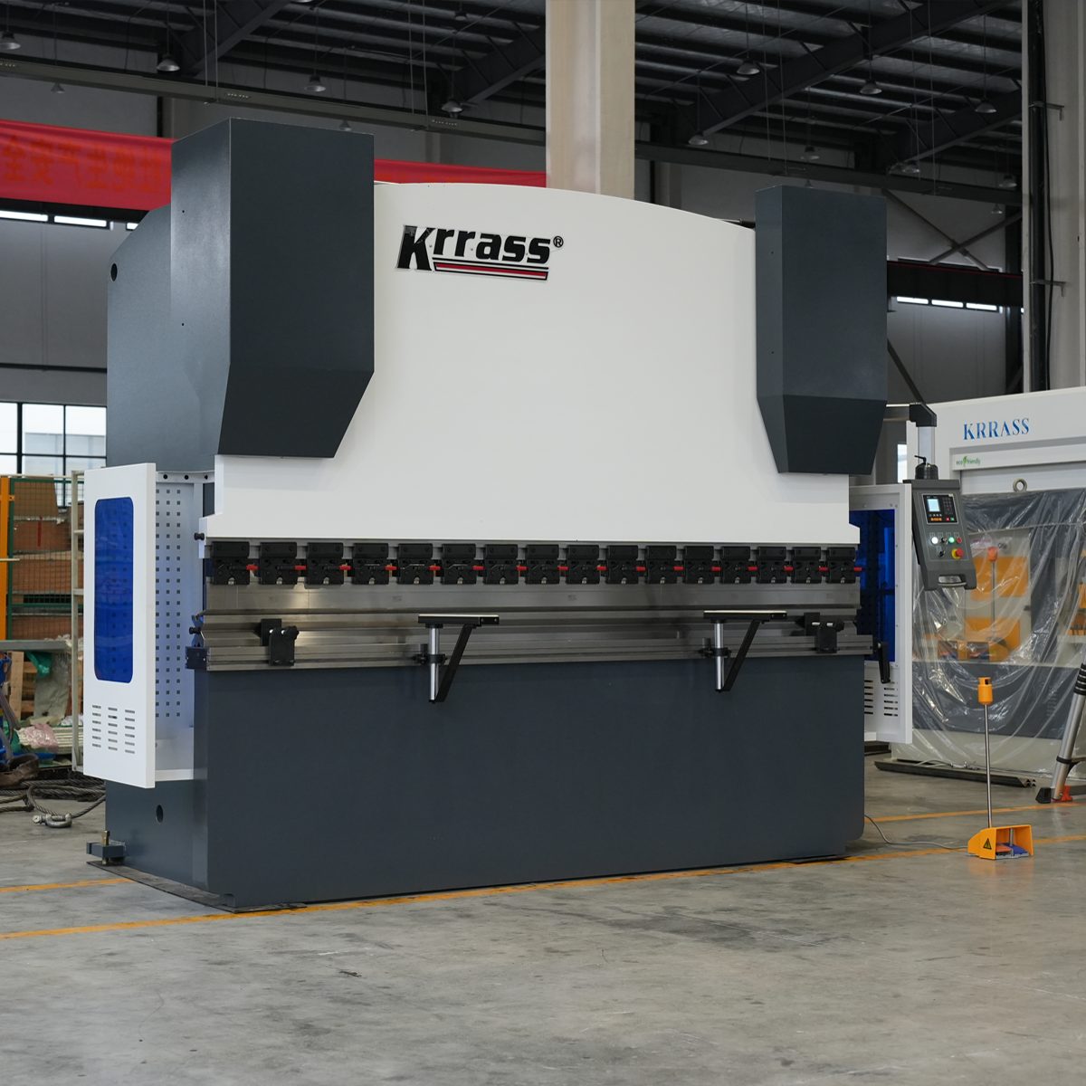 NC Press Brake WC67K-300T3200 E21 Front of the fuselage