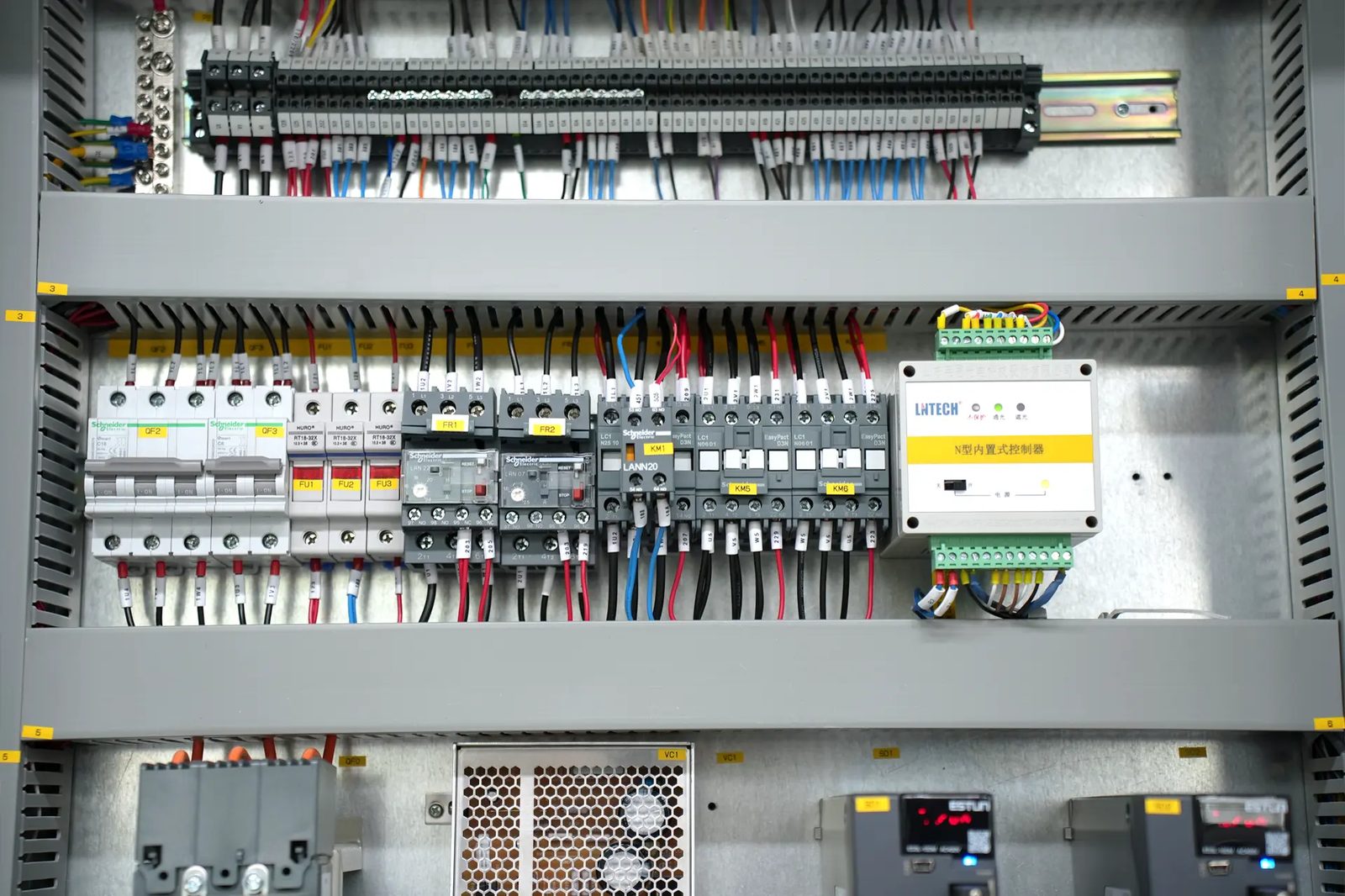 Pictures MB8 175T3200 6+1 Axis with DA-53T Schneider Electric
