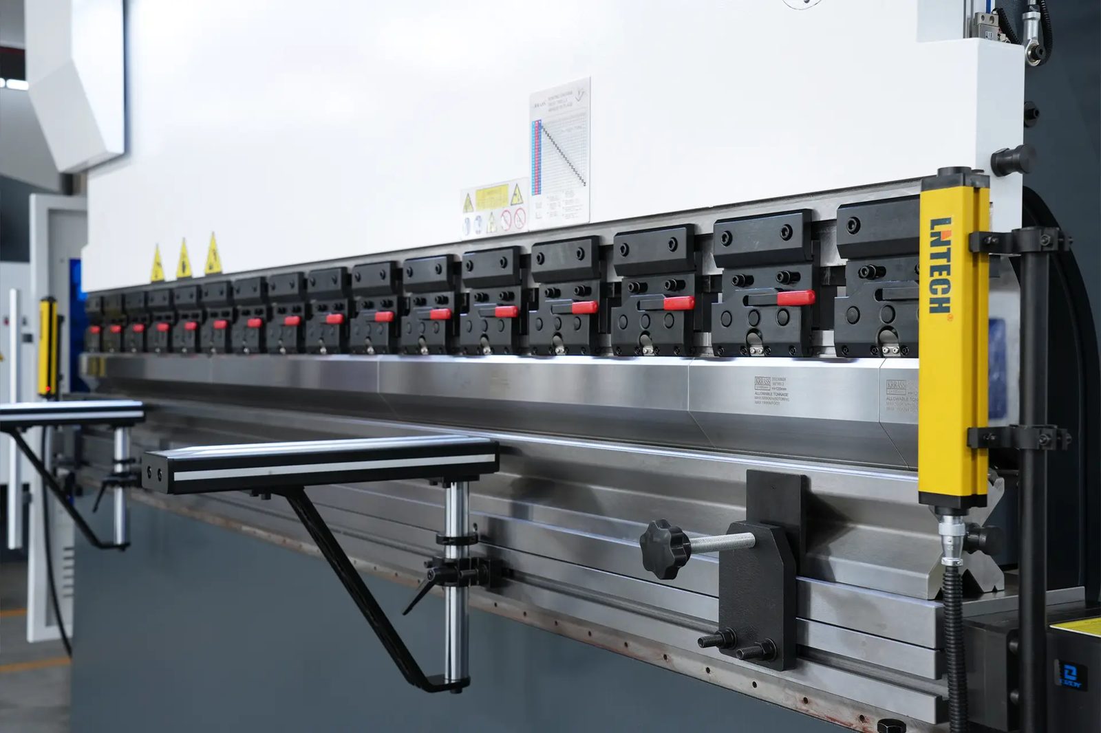 Pictures MB8 175T3200 6+1 Axis with DA-53T Segmented Bending Toolings