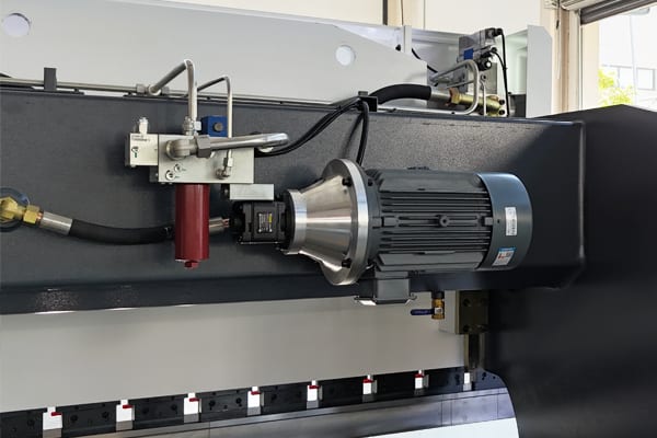 Pictures MB8-80T2500 with DA66T German Siemens main motor