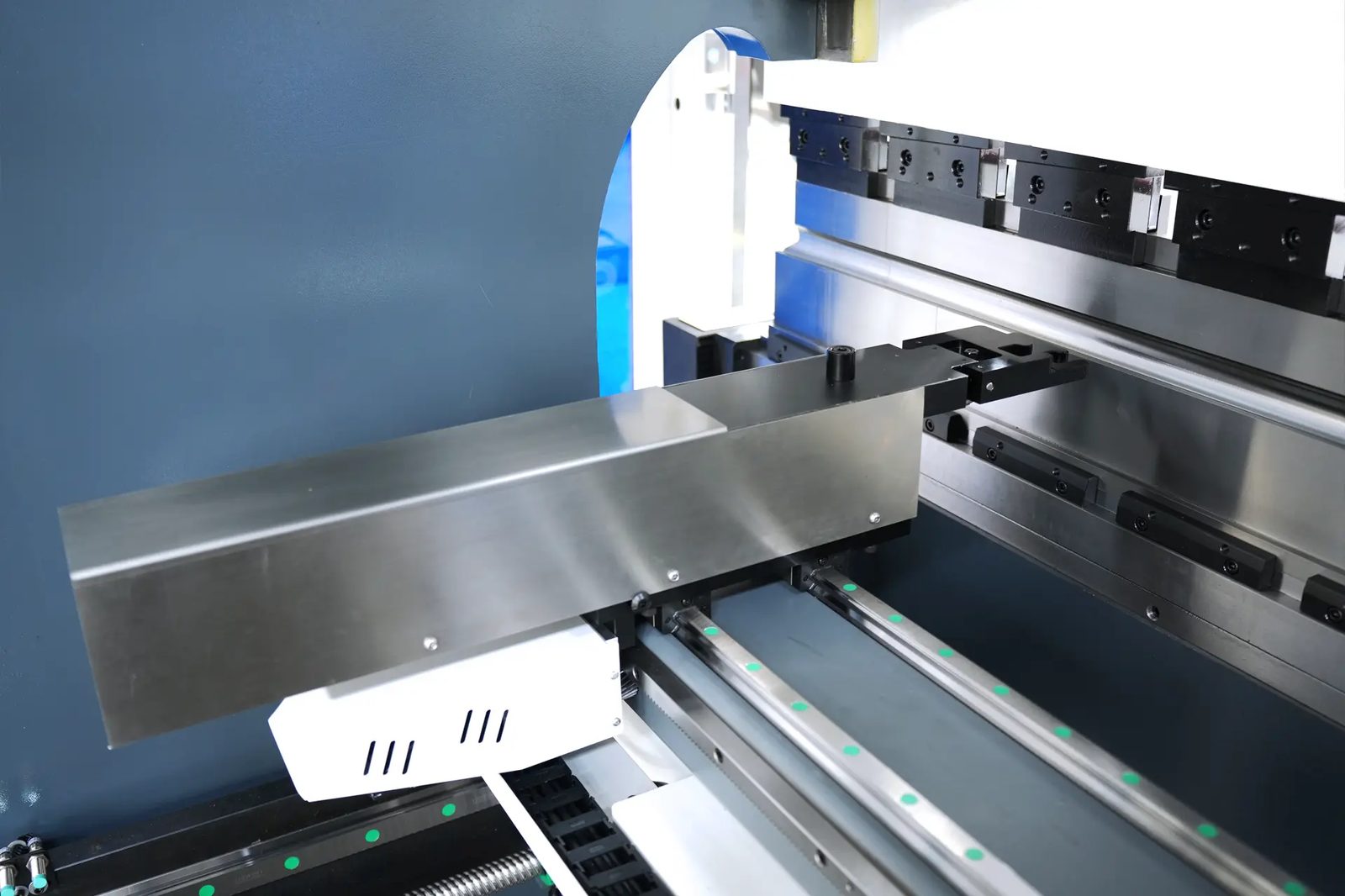 Pictures 5-Axis Backgauge with X, Z1, Z2, R-Axis and X-Prime CNC
