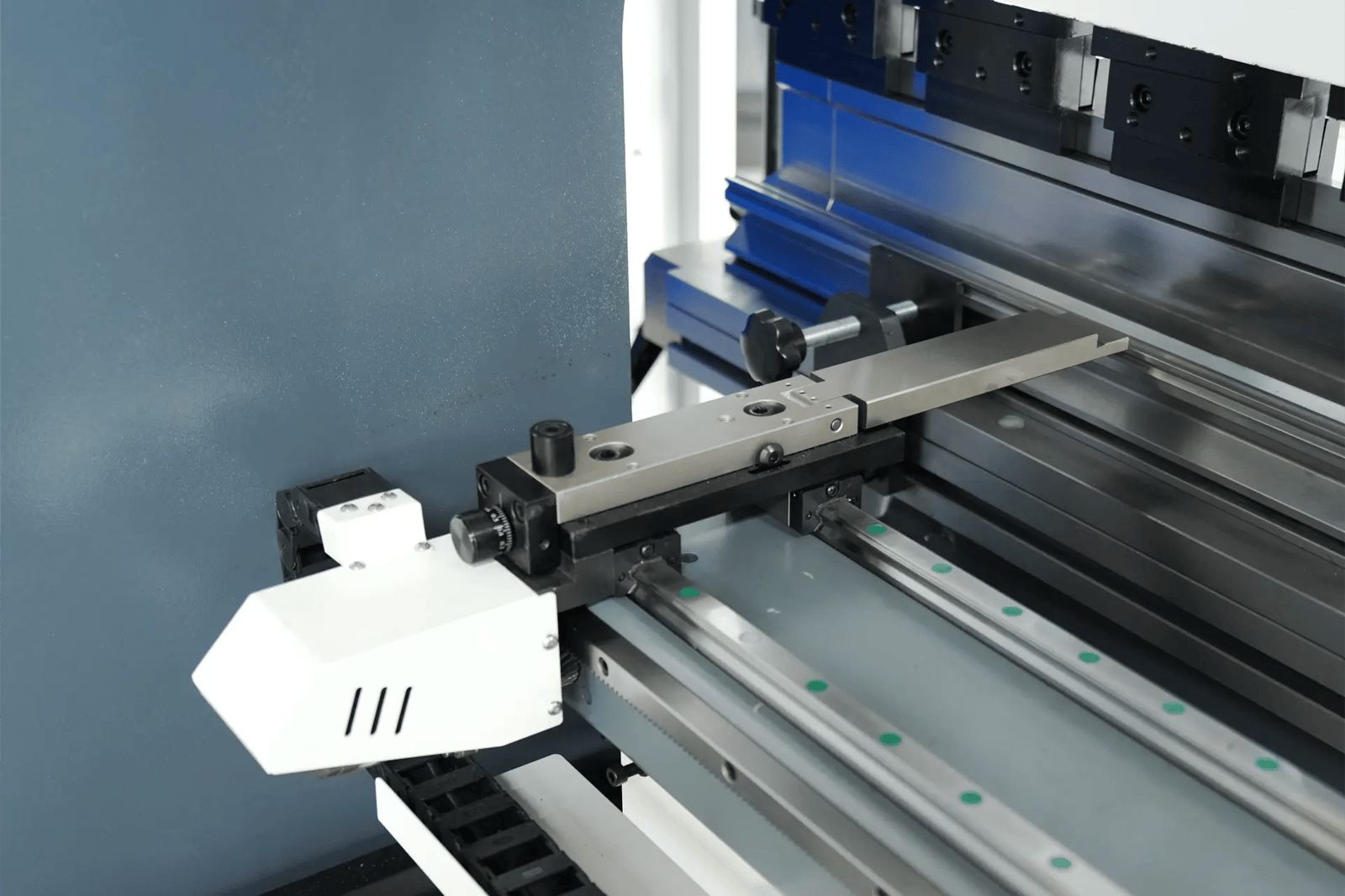 Pictures 4-Axis Backgauge with X, R-Axis and Manual Electric Z1, Z2-Axis