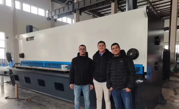 Pictures Brazilian customers visit and view Hydraulic Guillotine Shearing Machine