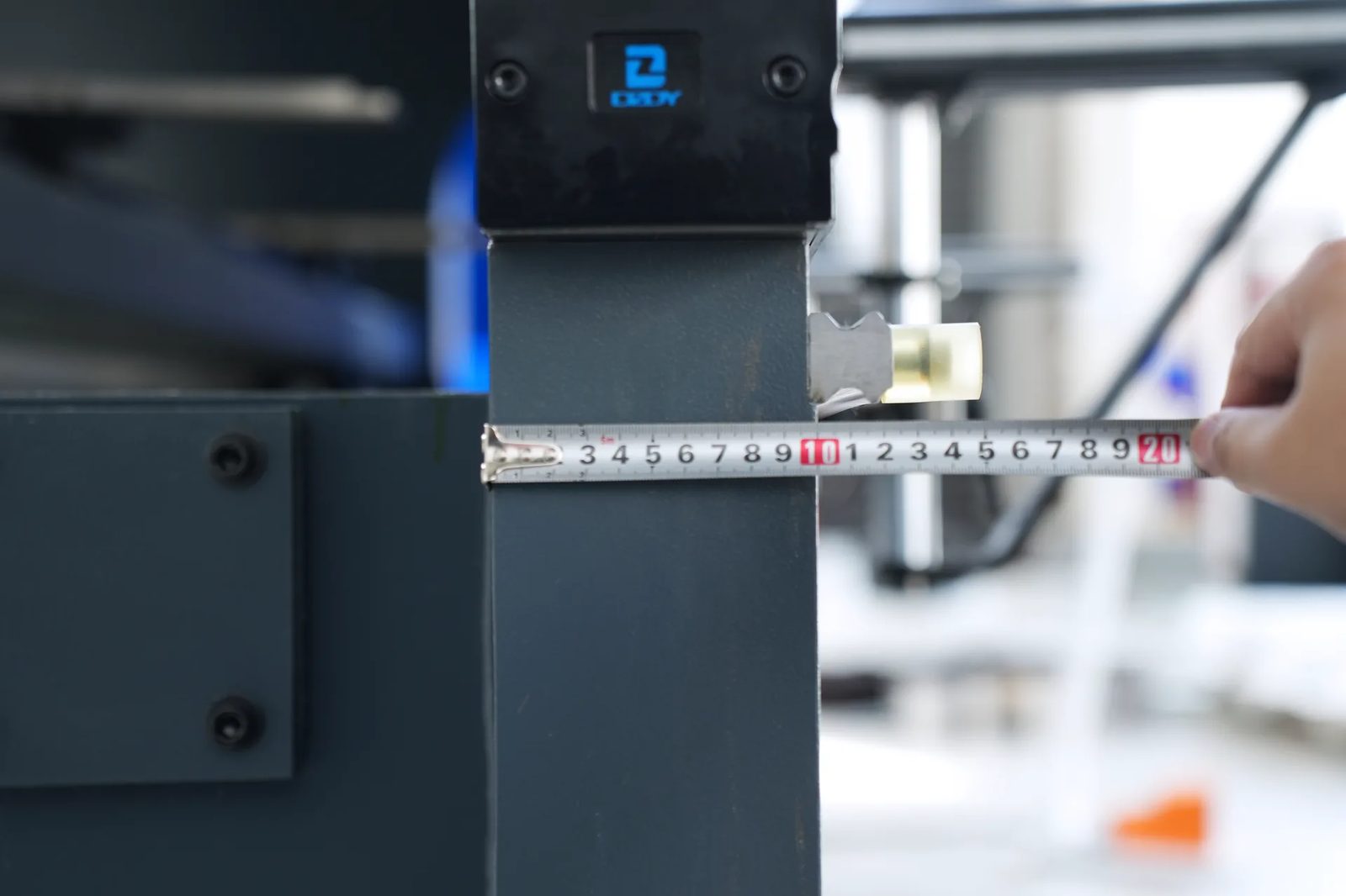 Thickness of workbench(100mm)
