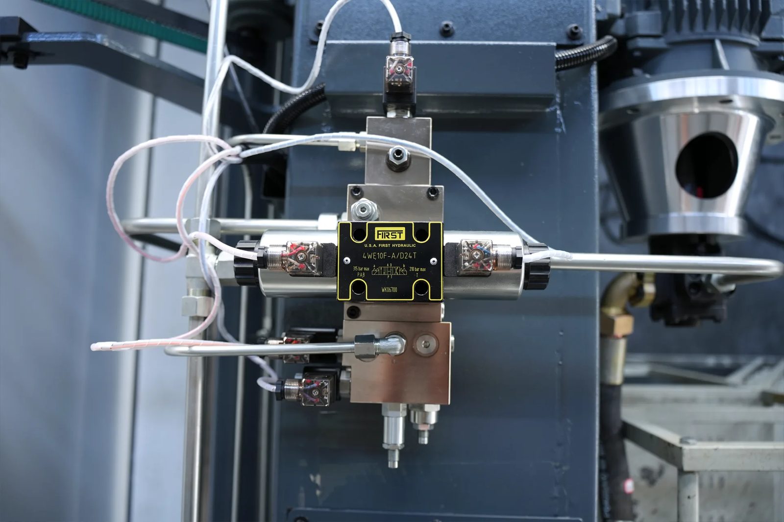 Pictures FIRST hydraulic valves