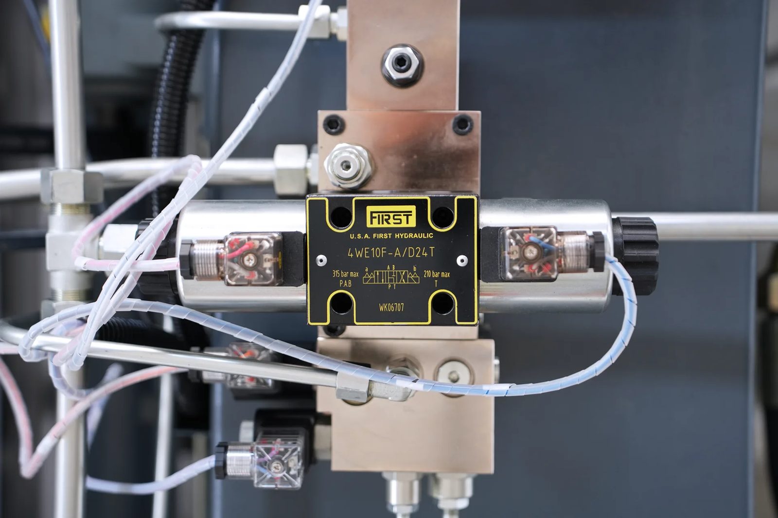Pictures FIRST hydraulic valves