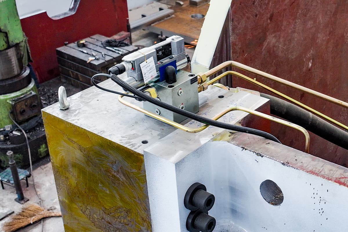 Press brake hydraulic system