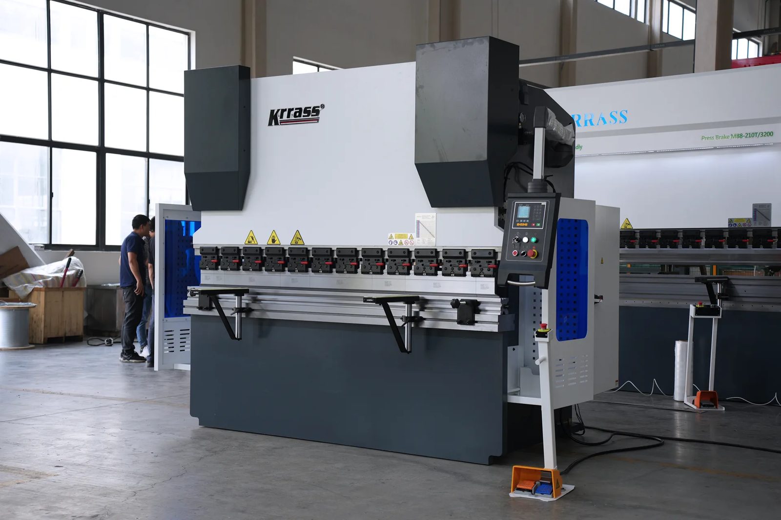 Pictures WC67K-125T2500 NC Press Brake with E21 Control Thumb