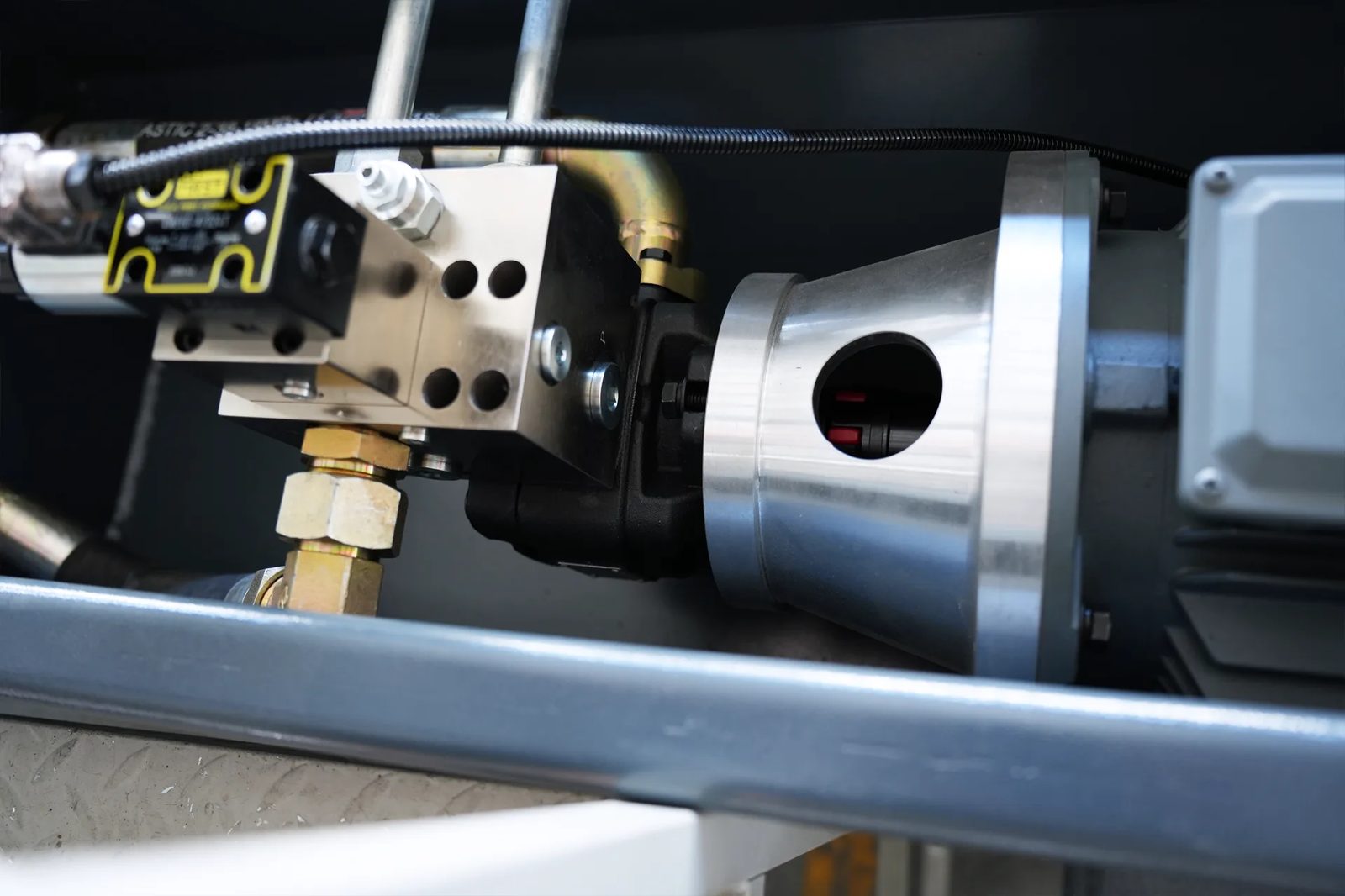 Pictures FIRST hydraulic oil pump