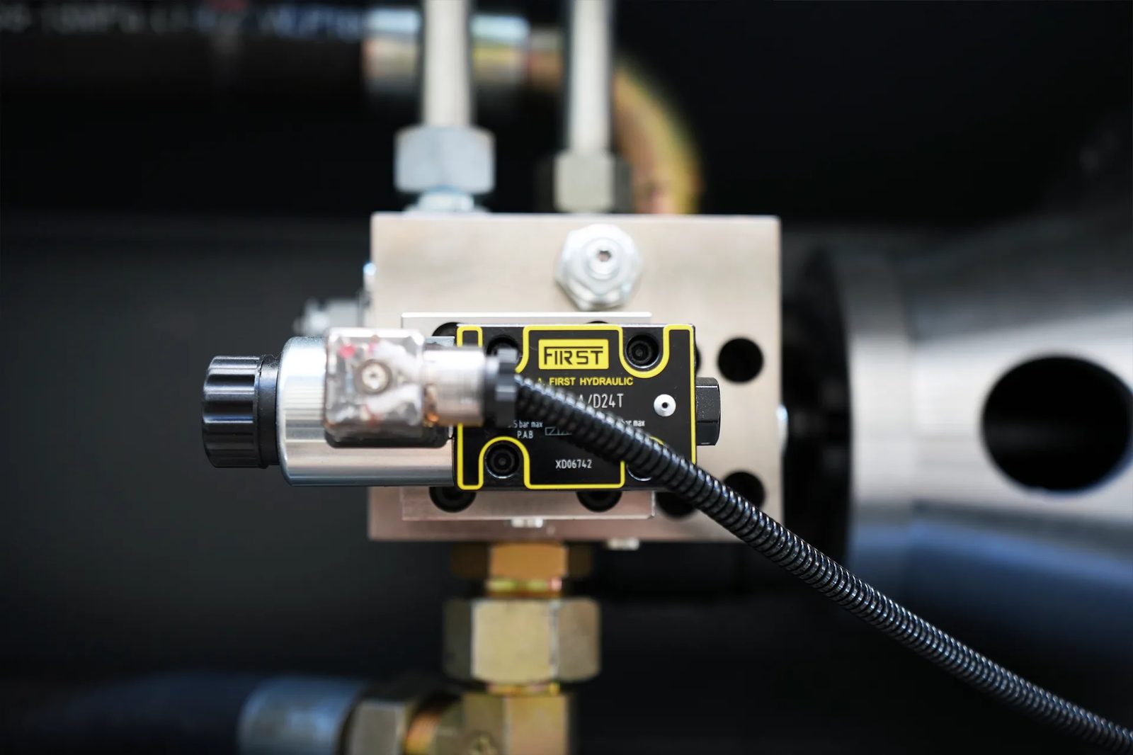 Pictures FIRST Hydraulic Valve