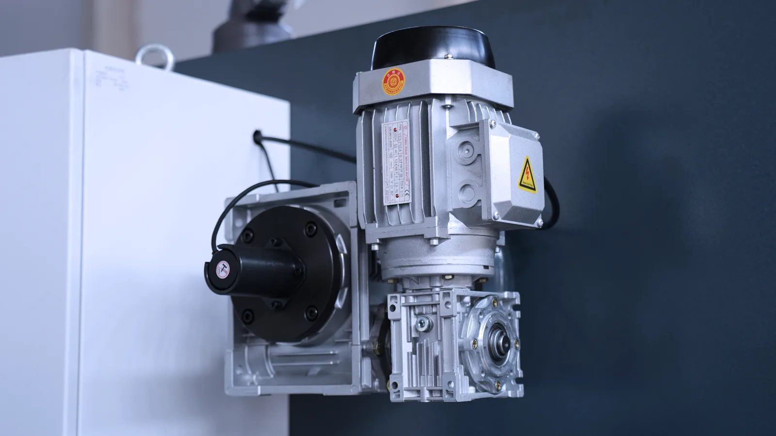 Pictures Motor for adjusting the gap of blades of hydraulic guillotine shear blade