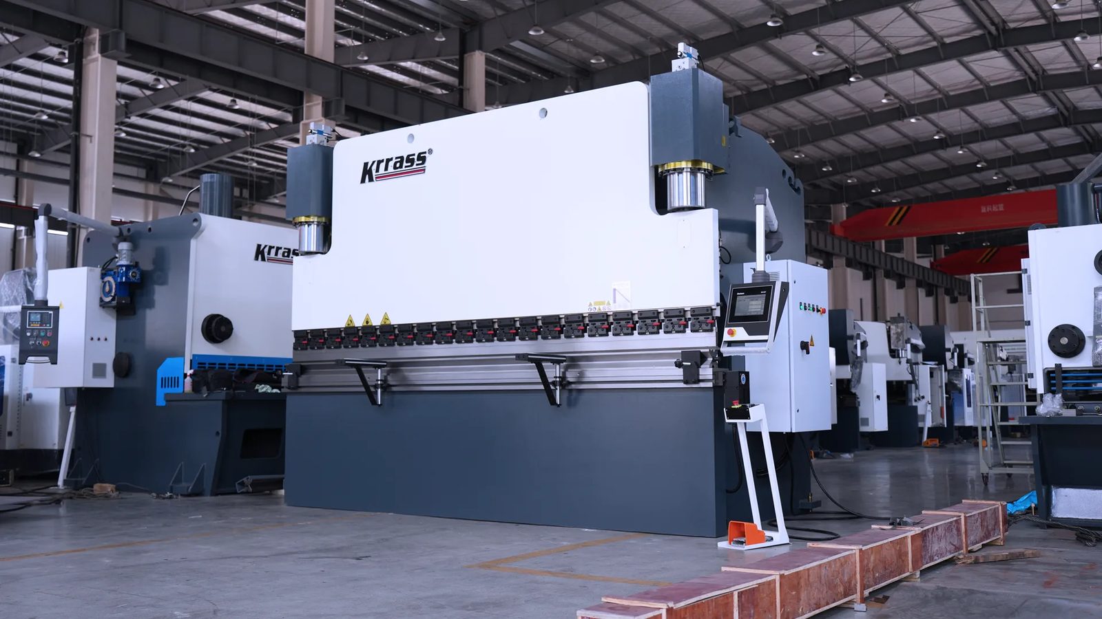 Pictures This is a CNC hydraulic press brake with a working pressure of 3200KN