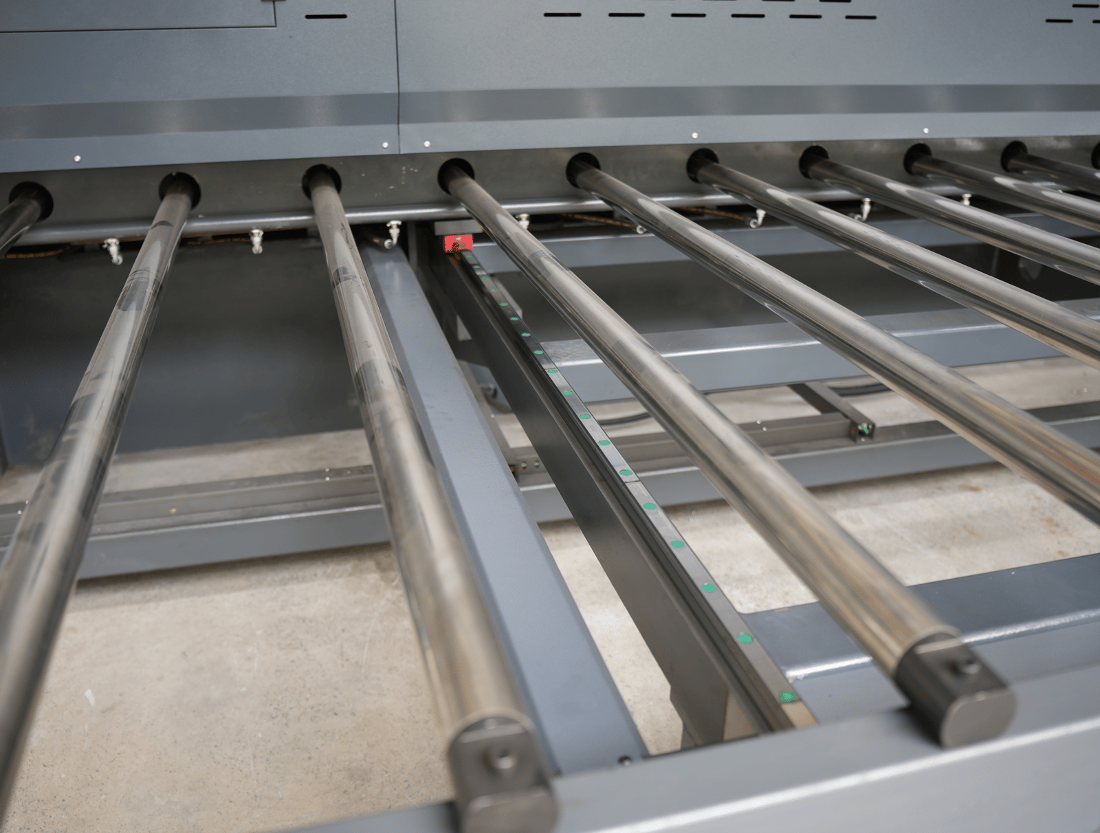 Back support device for vertical V grooving machine