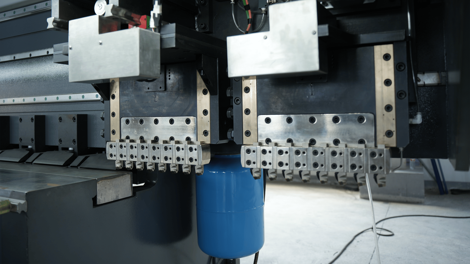 Double-rail grooving tool system for vertical V grooving machine