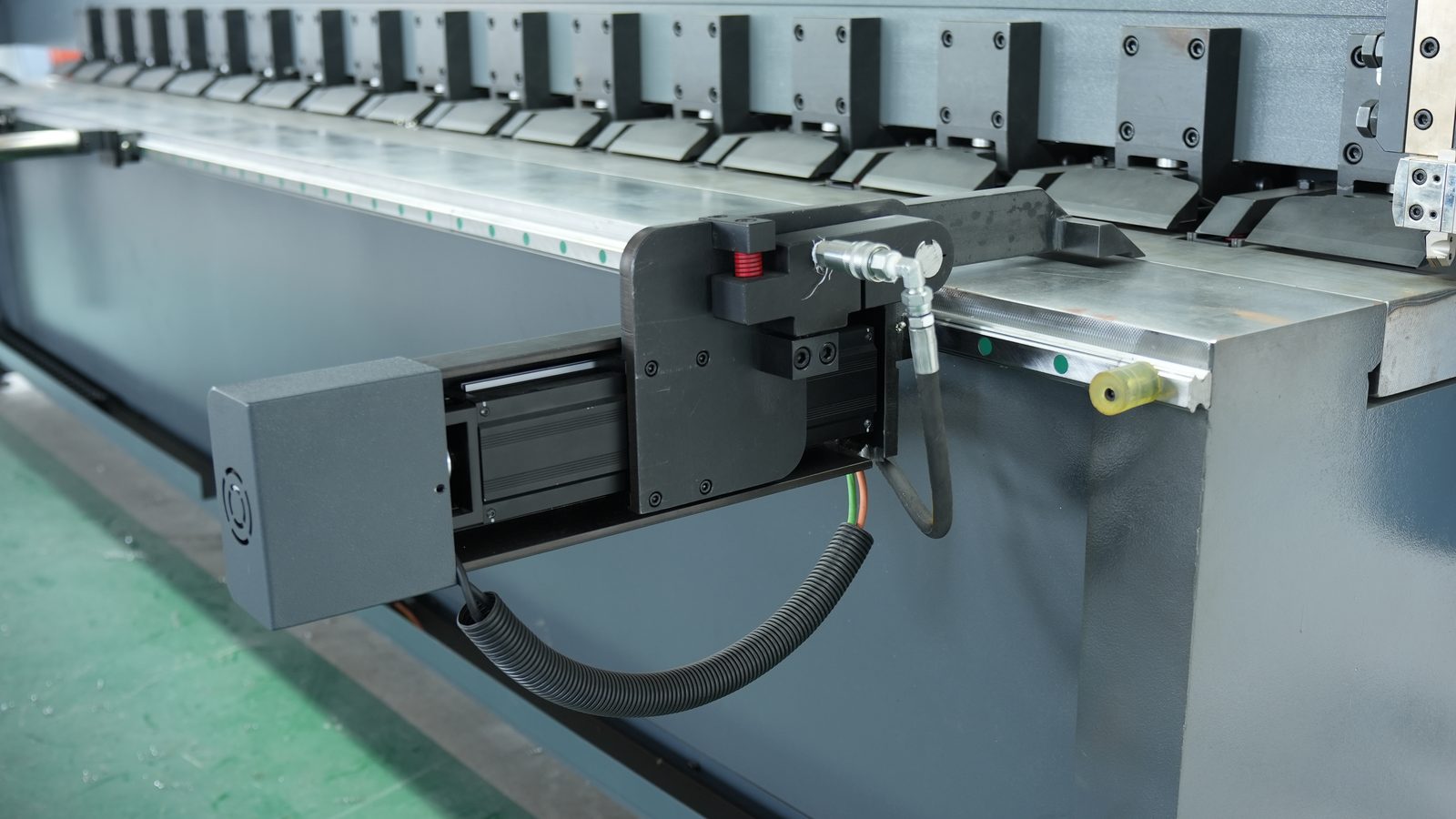 High-precision front clamps for vertical V grooving machine