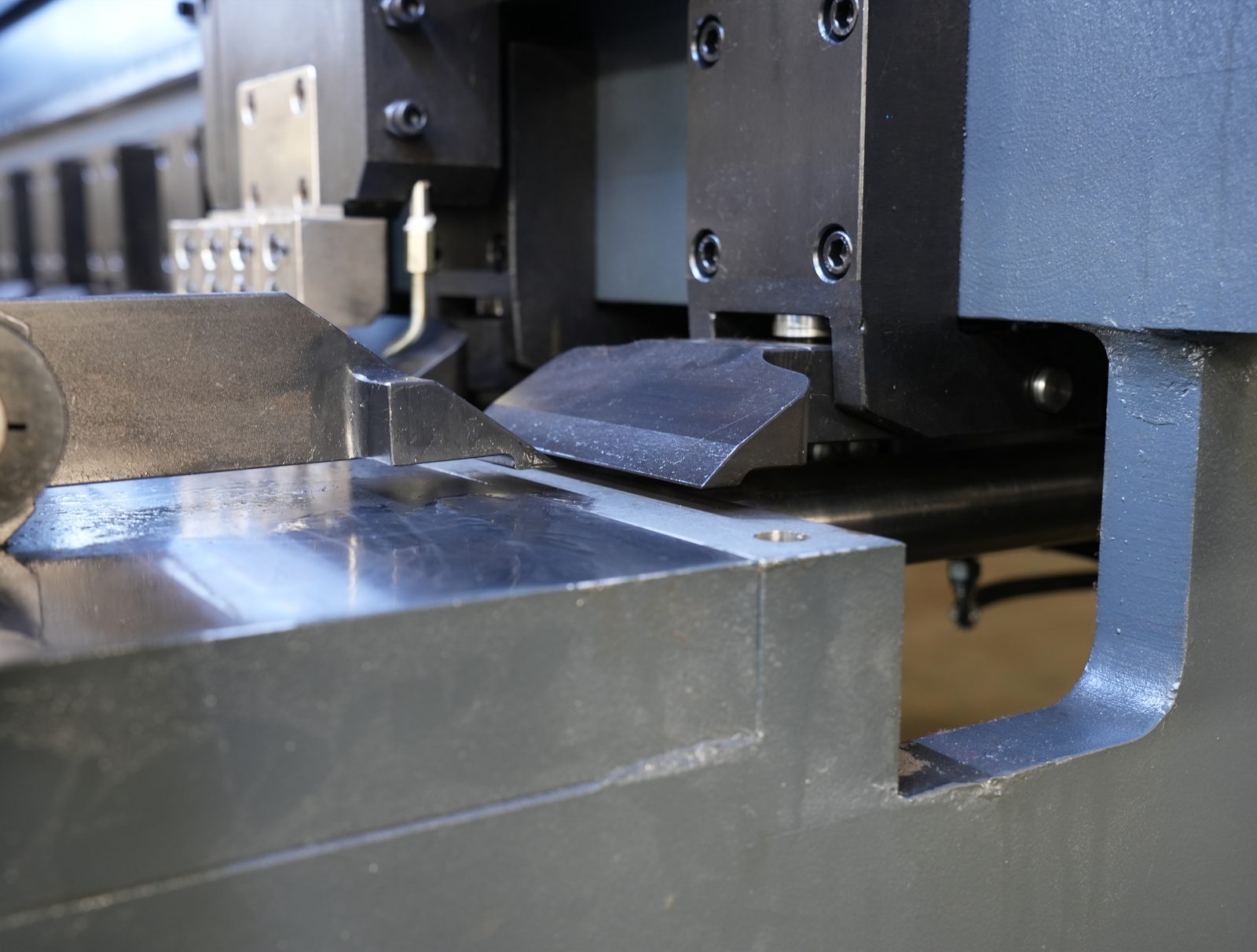Independent hydraulic station for vertical V grooving machine